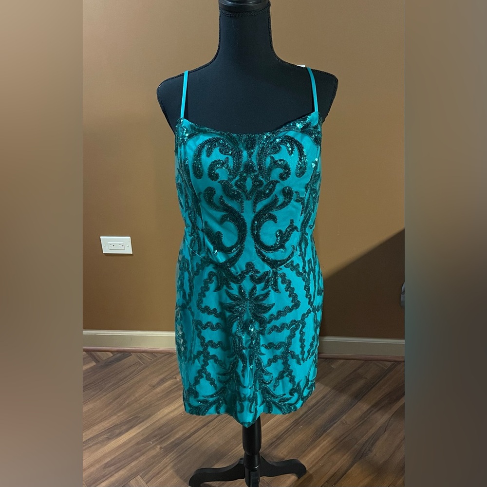 NWT - This beautiful green mini with green sequins is a date night dream.